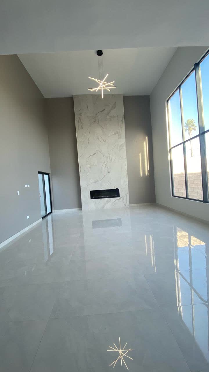 Sala de doble altura con chimenea