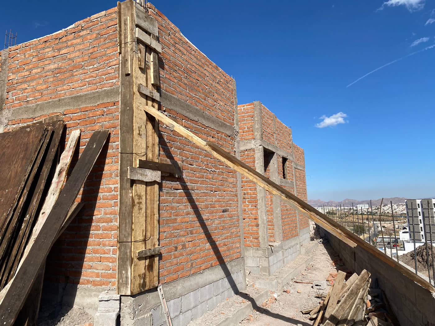 Muros de tabique durante el proceso de obra