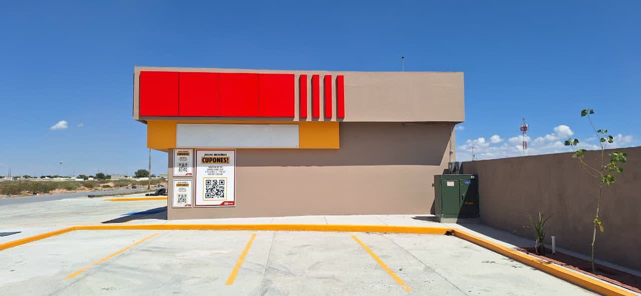 Estacionamiento y lateral del local