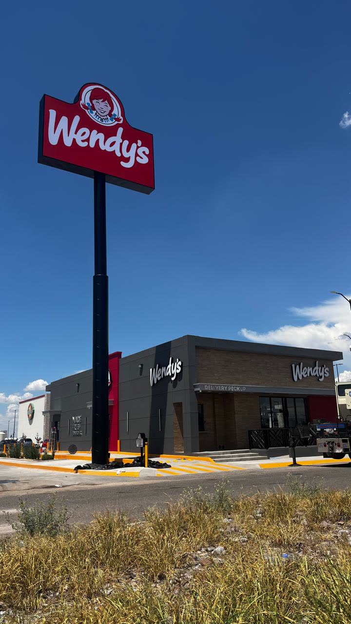 Tótem y fachada de restaurante en plaza comercial en Delicias