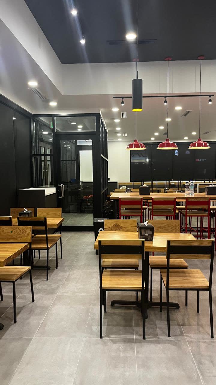 Interior de restaurante: comedor y barra terminados