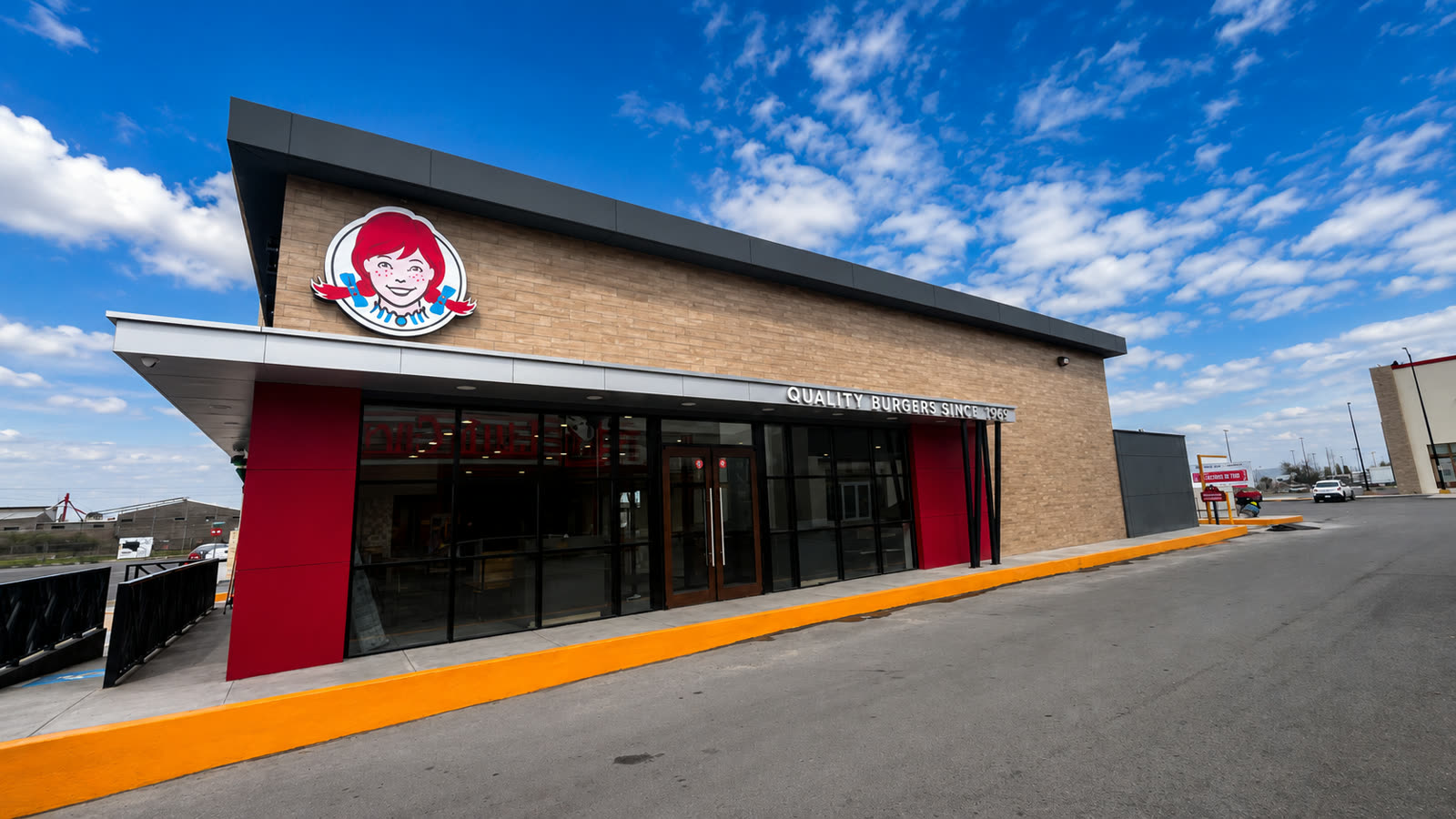 Plaza comercial y locales construidos por Grupo DST en Delicias