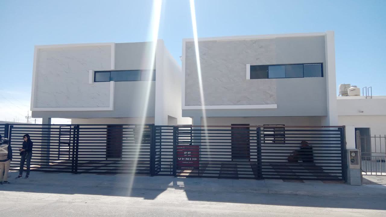 Fachada de vivienda dúplex terminada por Grupo DST