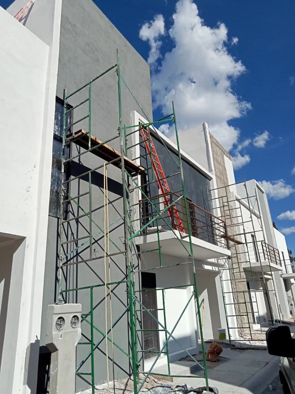 Andamios y acabados de fachada en conjunto de vivienda